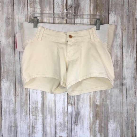 NWT Ingrid & Isabel Maternity Cream Shorts - Picture 1 of 4